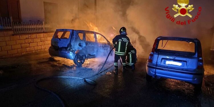 Nuoro: atto incendiario nel quartiere “Sa ‘e Sulis”, a fuoco due auto