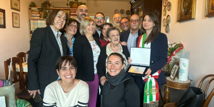 Oristano in festa per i cent’anni di zia Maddalena Falchi