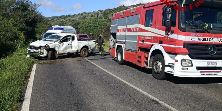 Bortigali: esce fuori strada sulla statale 129, un 35enne in codice rosso