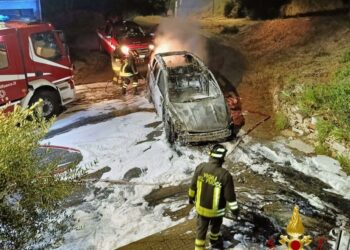 Buddusò: a fuoco un’auto, sul posto i vigili del fuoco