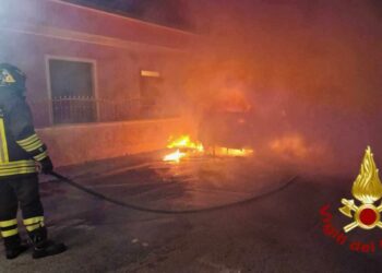 Olbia: a fuoco un’auto in via Ghiberti, sul posto i vigili del fuoco