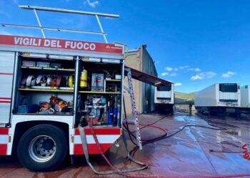 Olbia: a fuoco un rimorchio frigo, sul posto i vigili del fuoco
