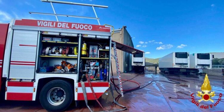 Olbia: a fuoco un rimorchio frigo, sul posto i vigili del fuoco