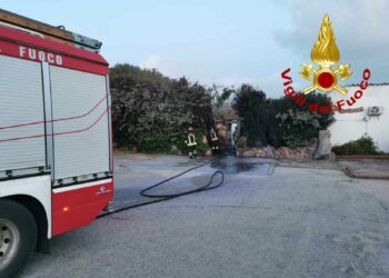 Arzachena: incendio all’esterno di un night club, danneggiato il portone d’ingresso