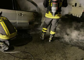 Siniscola: un’auto a fuoco in via Sassari, intervengono i vigili del fuoco