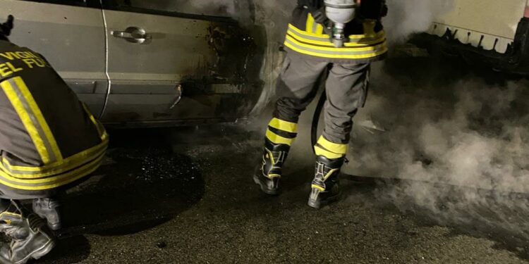 Siniscola: un’auto a fuoco in via Sassari, intervengono i vigili del fuoco