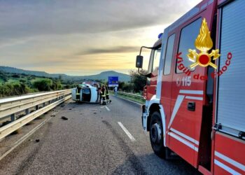 Incidente stradale al chilometro 10 della 131 Dcn, sul posto i vigili del fuoco