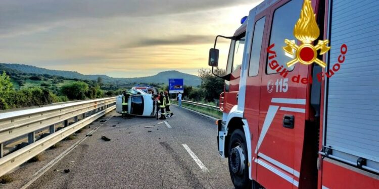 Incidente stradale al chilometro 10 della 131 Dcn, sul posto i vigili del fuoco