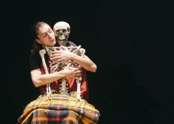 Allo Spazio Bunker “Esercizi di Resurrezione”, il monologo ironico e graffiante di Lorenzo Guerrieri sulla rimozione della depressione in una società sempre più performante