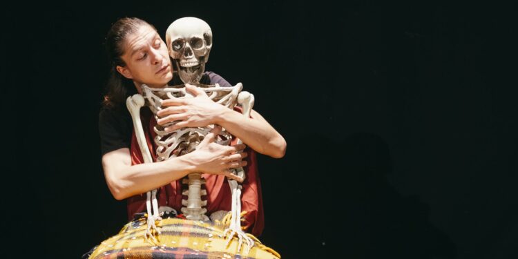 Allo Spazio Bunker “Esercizi di Resurrezione”, il monologo ironico e graffiante di Lorenzo Guerrieri sulla rimozione della depressione in una società sempre più performante