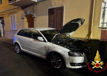 Olbia: a fuoco un’auto in via Boccherini, sul posto i vigili del fuoco