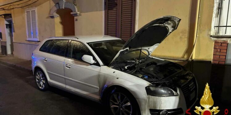 Olbia: a fuoco un’auto in via Boccherini, sul posto i vigili del fuoco