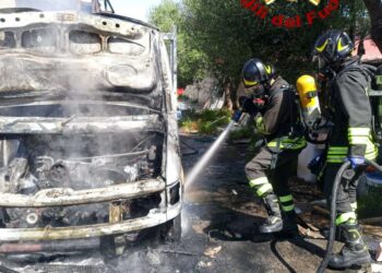 Arzachena: a fuoco un furgone nella zona industriale