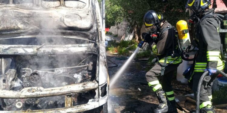 Arzachena: a fuoco un furgone nella zona industriale