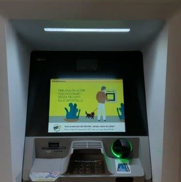 Poste Italiane ha installato nell’ufficio postale della Galleria Omodeo, a Oristano, un ATM Postamat di nuova generazione