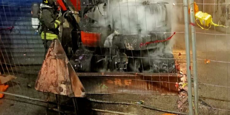Orune: a fuoco un mini escavatore, sul posto i vigili del fuoco