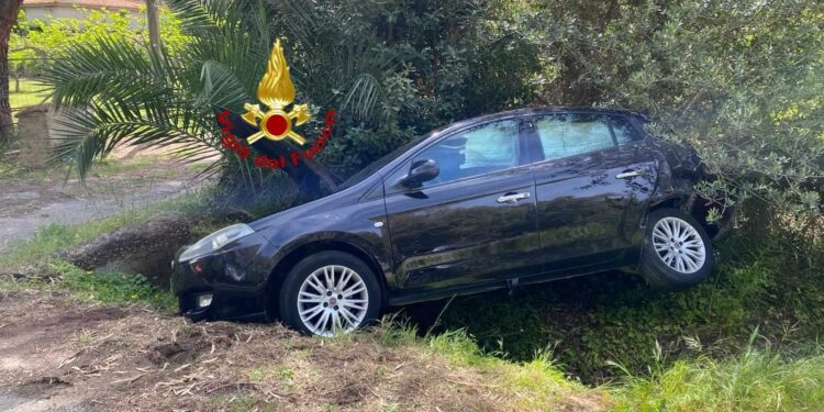 Alghero: incidente stradale tra due auto, intervengono i vigili del fuoco
