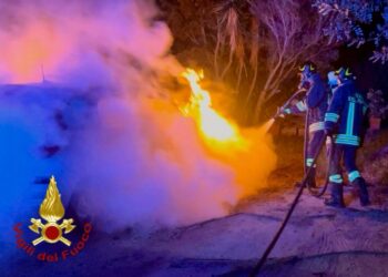 Olbia: auto a fuoco in via Barcellona alta