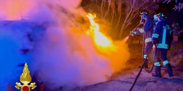 Olbia: auto a fuoco in via Barcellona alta