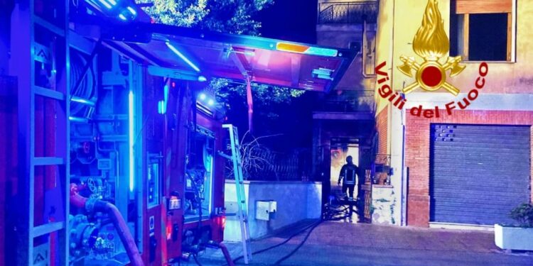 I vigili del fuoco di Cagliari sono intervenuti intorno alle ore 3.30, per un incendio che ha interessato un’abitazione sita in via Lussu 14, a Dolianova