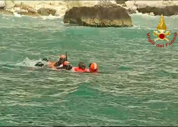 Il Nucleo sommozzatori dei vigili del fuoco del Comando di Cagliari, a Cala Fighera, ha tratto in salvo due ragazze finite in acqua