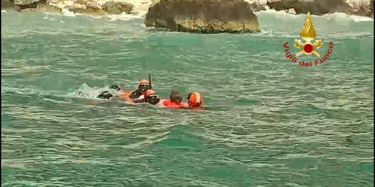 Il Nucleo sommozzatori dei vigili del fuoco del Comando di Cagliari, a Cala Fighera, ha tratto in salvo due ragazze finite in acqua