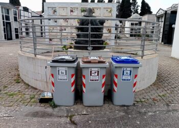 Al cimitero di Sennori sono stati installati nuovi contenitori per la differenziata, con scopa e paletta