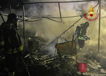 Cabras: incendio all’interno di un campeggio