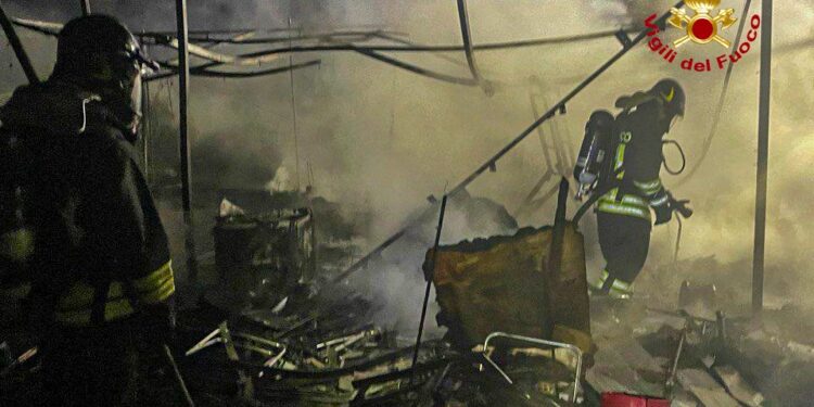 Cabras: incendio all’interno di un campeggio