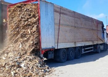 I vigili del fuoco sono intervenuti per spegnere l’incendio di un autoarticolato carico di frammenti di legna al molo Grendi del porto Canale di Cagliari