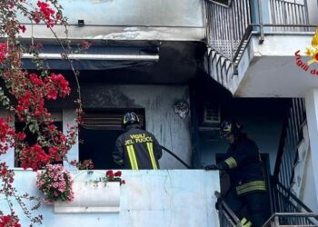 Incendio di un’abitazione in via Is Seddas, a Cagliari, sul posto i vigili del fuoco
