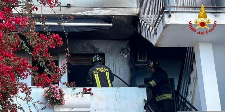 Incendio di un’abitazione in via Is Seddas, a Cagliari, sul posto i vigili del fuoco