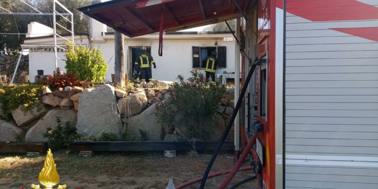 Loceri: a fuoco una casa rurale