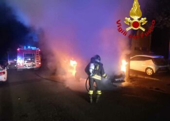 Nuoro: a fuoco due auto in via Gramsci, sul posto i vigili del fuoco