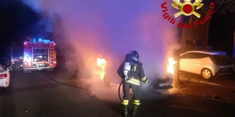 Nuoro: a fuoco due auto in via Gramsci, sul posto i vigili del fuoco