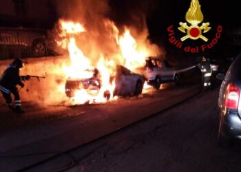 Nuoro: a fuoco due auto in sosta in via le Repubblica