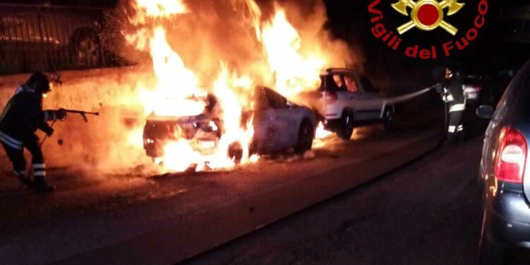 Nuoro: a fuoco due auto in sosta in via le Repubblica