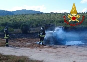 Razza di Juncu: a fuoco un’auto abbandonata, sul posto i vigili del fuoco