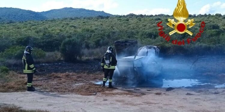 Razza di Juncu: a fuoco un’auto abbandonata, sul posto i vigili del fuoco