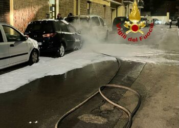 Alghero: macchina a fuoco in via Cravellet, sul posto i vigilia del fuoco