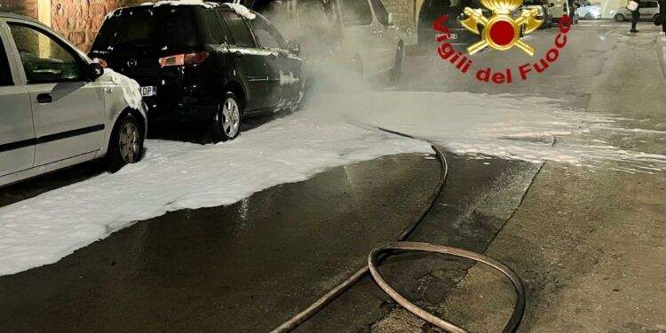 Alghero: macchina a fuoco in via Cravellet, sul posto i vigilia del fuoco