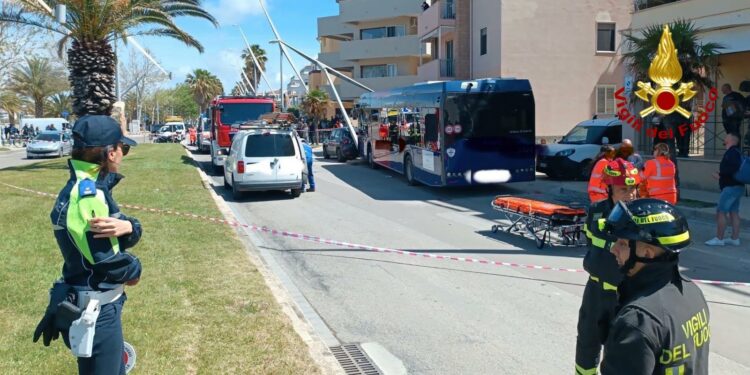 Alghero: incidente stradale tra un bus di linea e un’auto