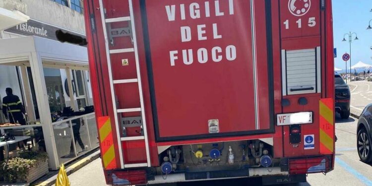 Alghero: incendio in un ristorante di via Lungomare, sul posto i vigili del fuoco