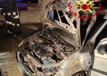 La Maddalena: auto a fuoco in via Chiusedda, intervengono i vigili del fuoco