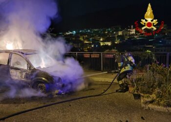 Attentato incendiario a Orani: a fuoco due auto