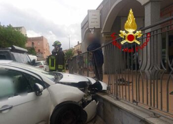 Arzachena: esce fuori strada e impatta su un muro e auto, una donna finisce in ospedale