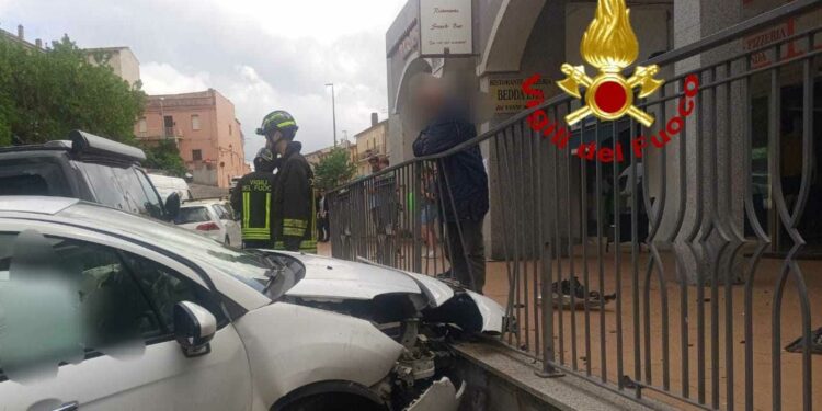 Arzachena: esce fuori strada e impatta su un muro e auto, una donna finisce in ospedale