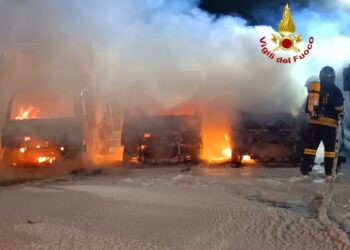 Porto Torres: incendio all’interno di un deposito di automezzi per la raccolta dei rifiuti