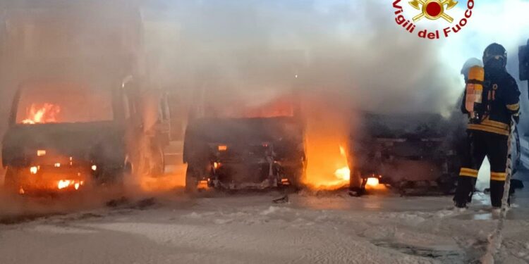 Porto Torres: incendio all’interno di un deposito di automezzi per la raccolta dei rifiuti