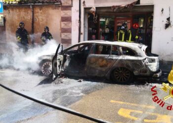 Ittiri: a fuoco un’auto in Corso Vittorio Emanuele